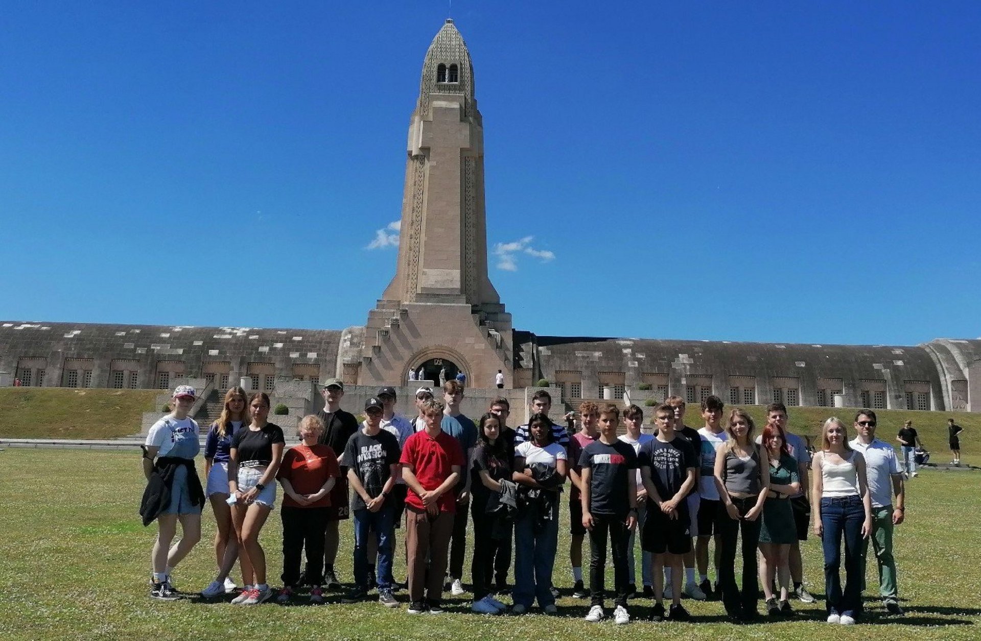 Vor_dem_Gebeinhaus_Douaumont